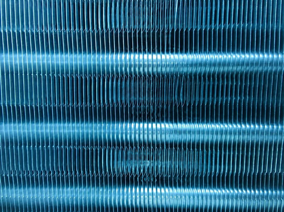 Detalle macro de la aleta hidrofílica Blue Fin en un serpentín Frigoterm